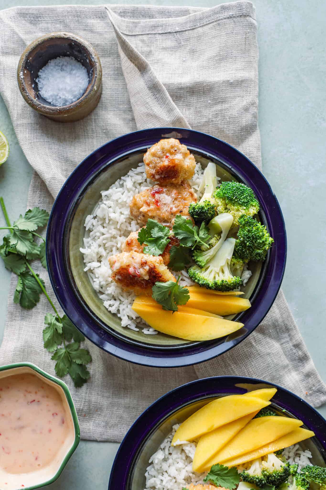 Bowl med sprød kylling og bang bang sauce