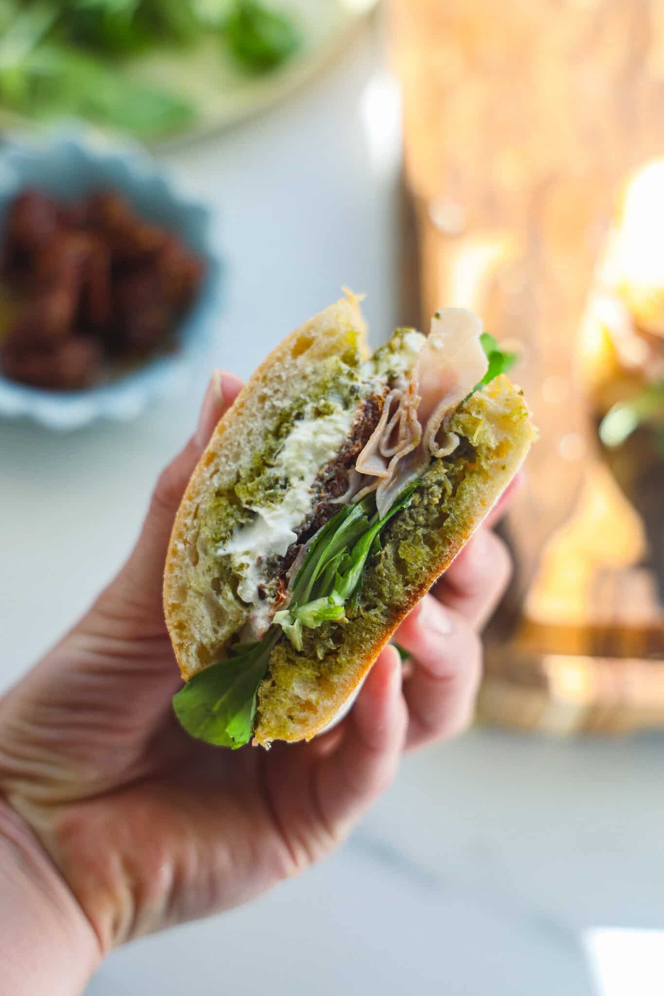 Sandwich med skinke og burrata
