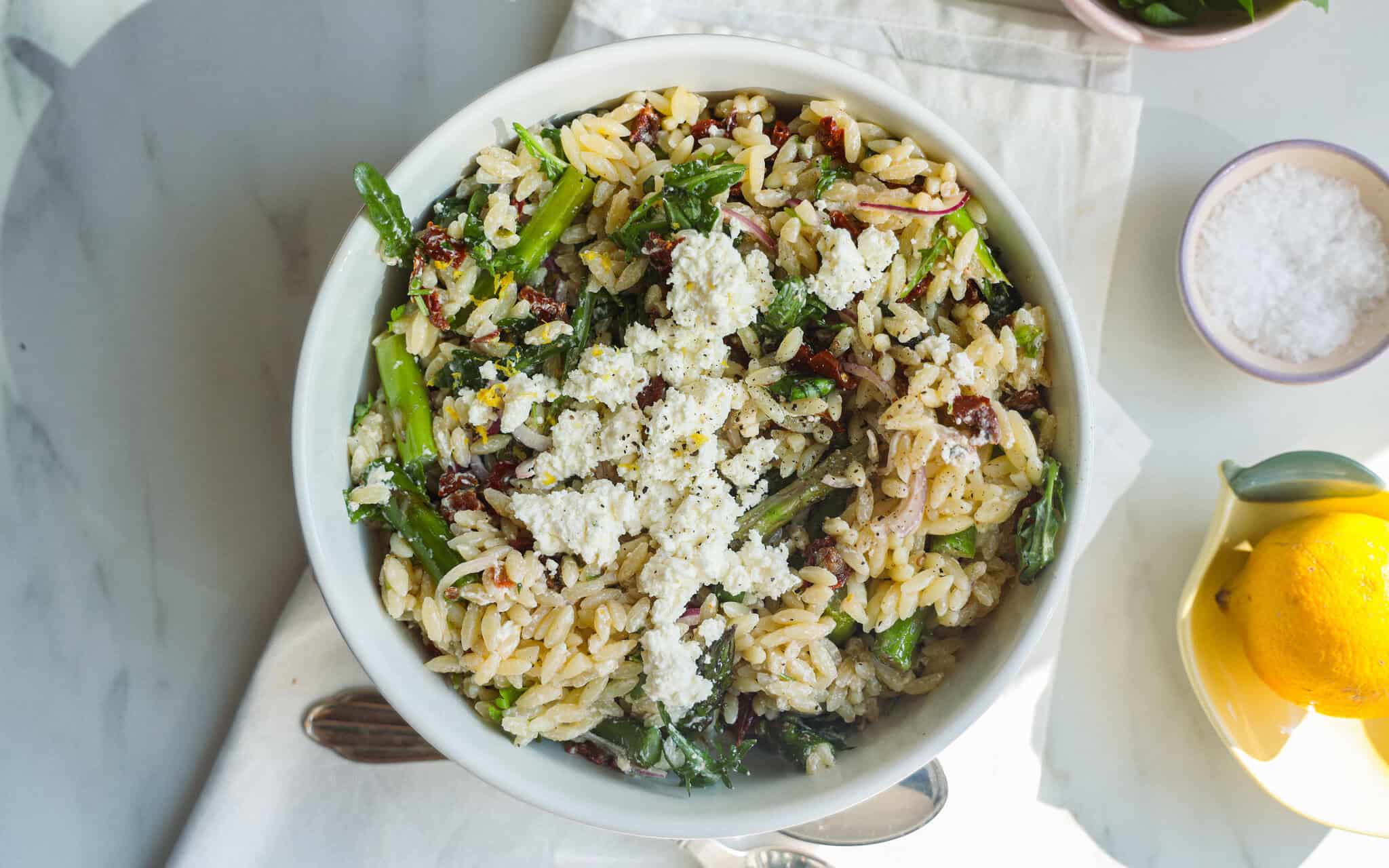 Orzo pastasalat