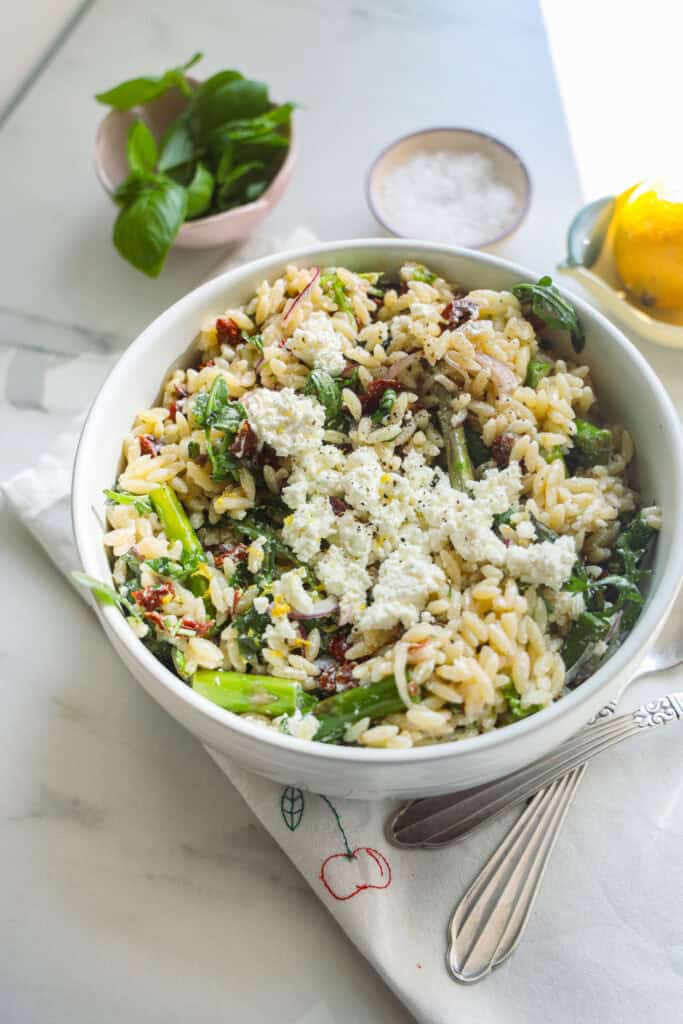 Orzo pastasalat