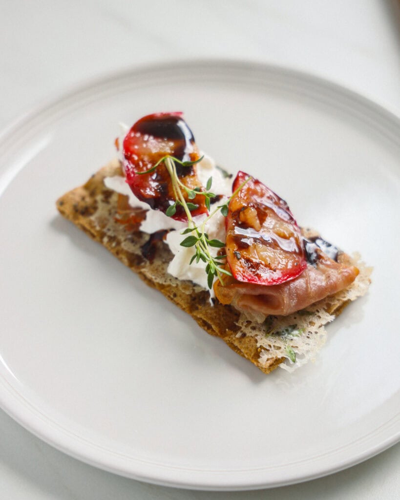 Knækbrød med grillede nektariner