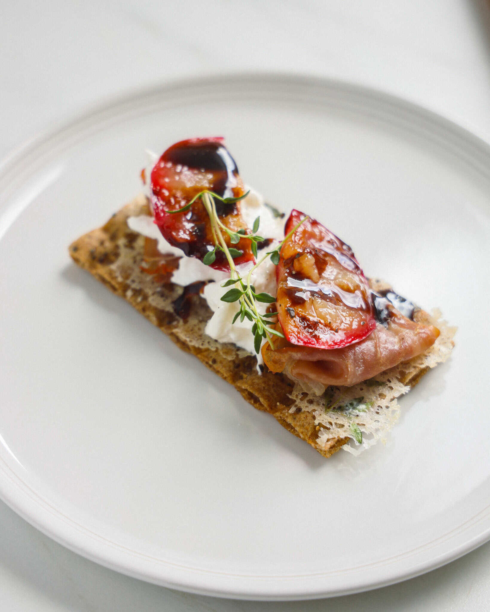 Knækbrød med grillede nektariner