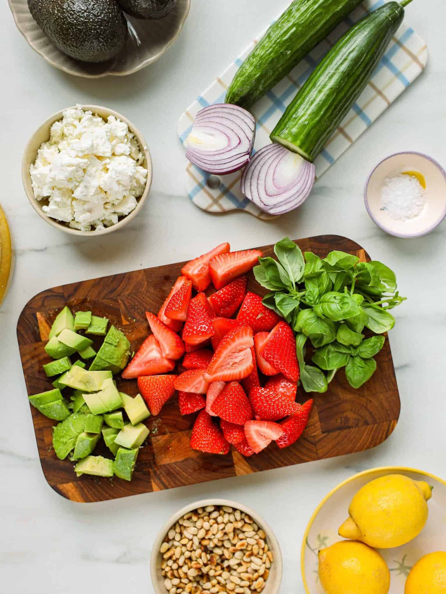 Jordbærsalat med avocado og feta