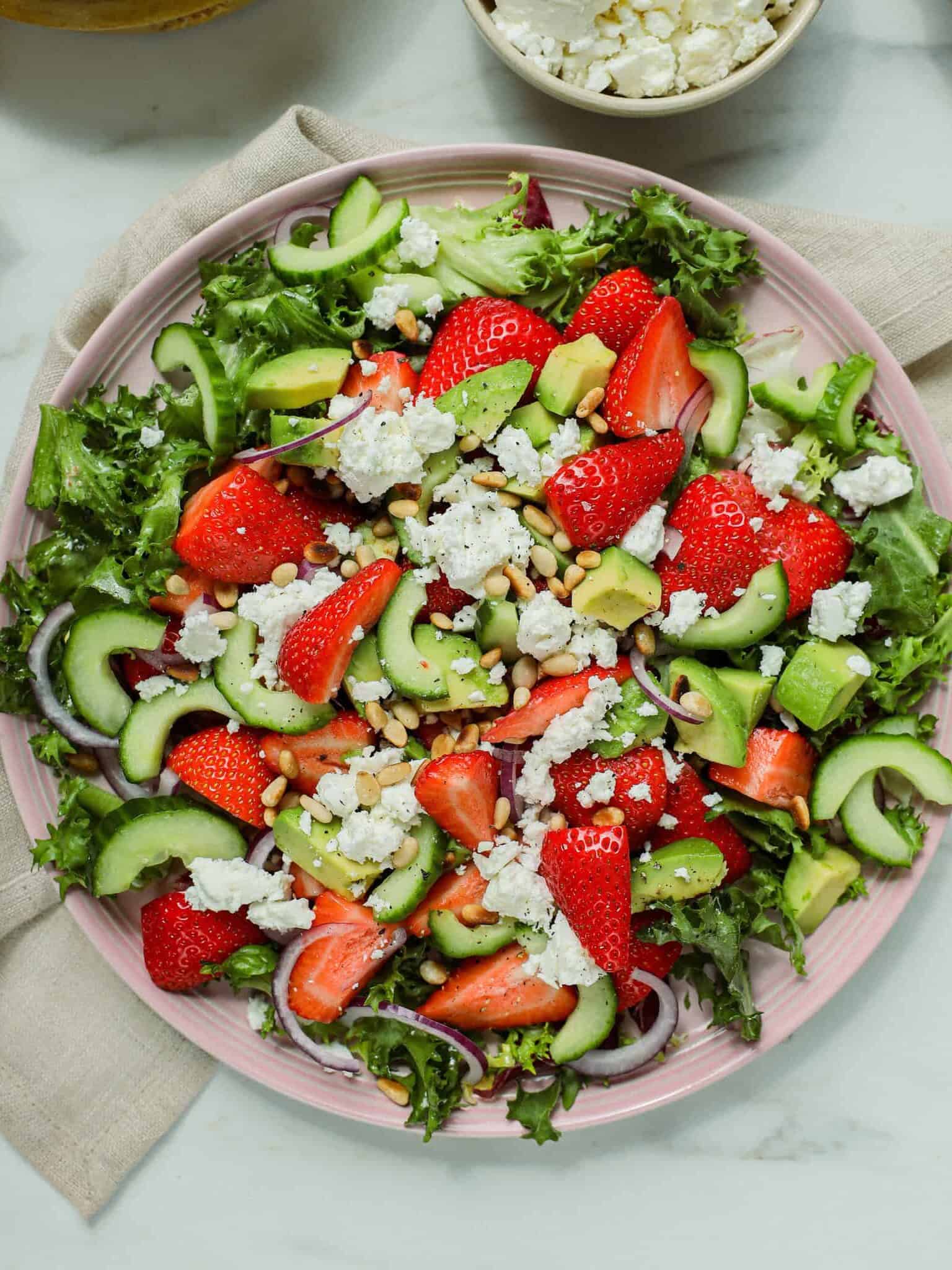 Jordbærsalat med avocado og feta