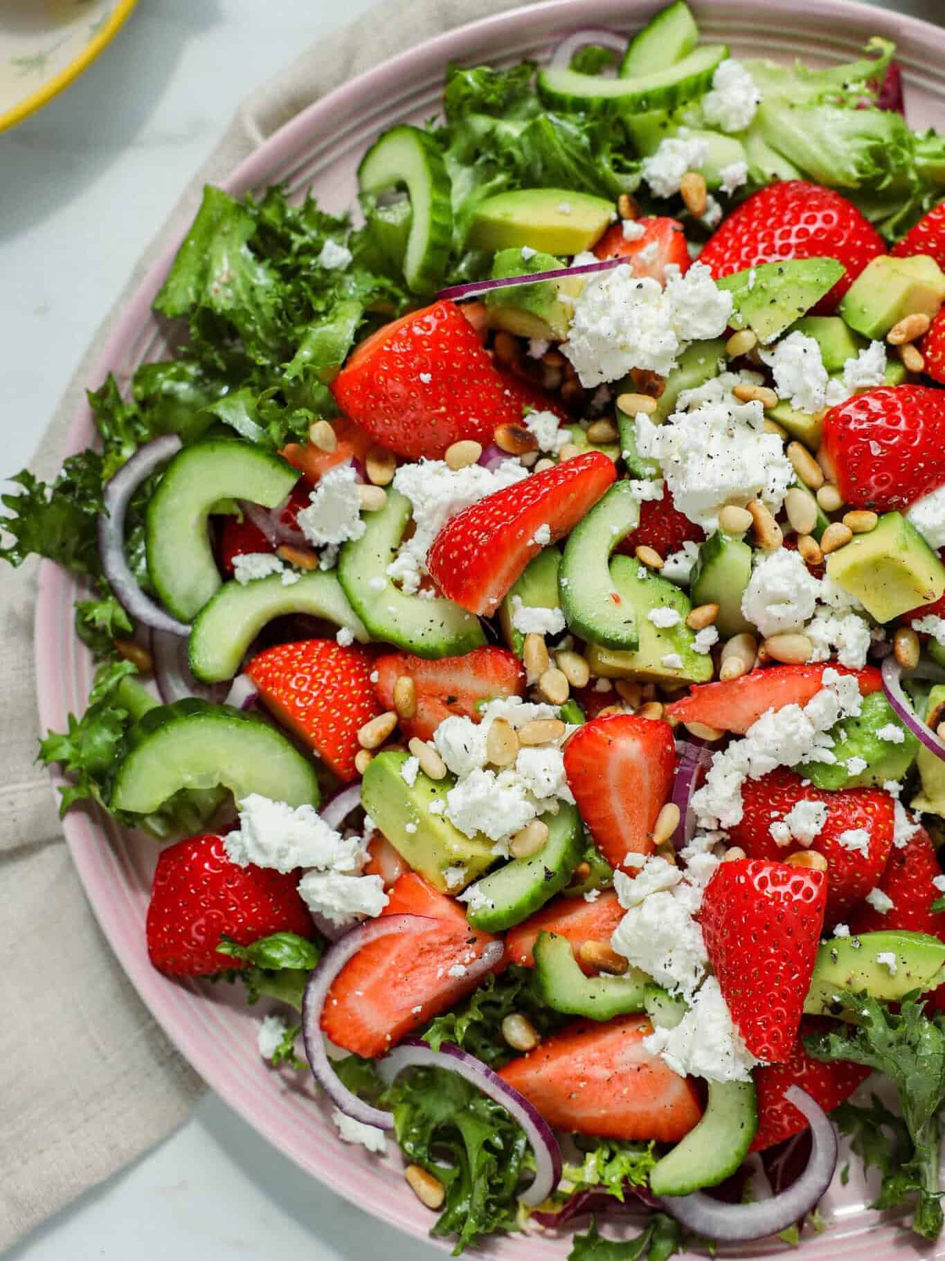 Jordbærsalat med avocado og feta