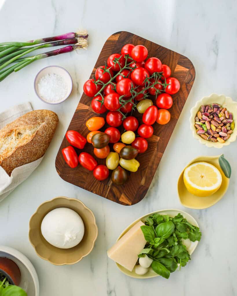 Burrata med ovnbagte tomater og pesto