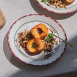 Grillede ferskner med granola