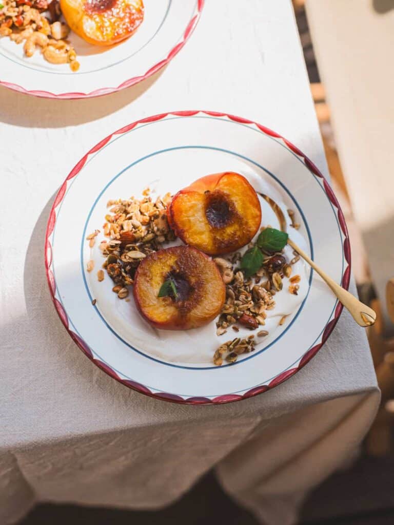 Grillede ferskner med granola