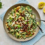 Kyllingesalat med æble og bacon