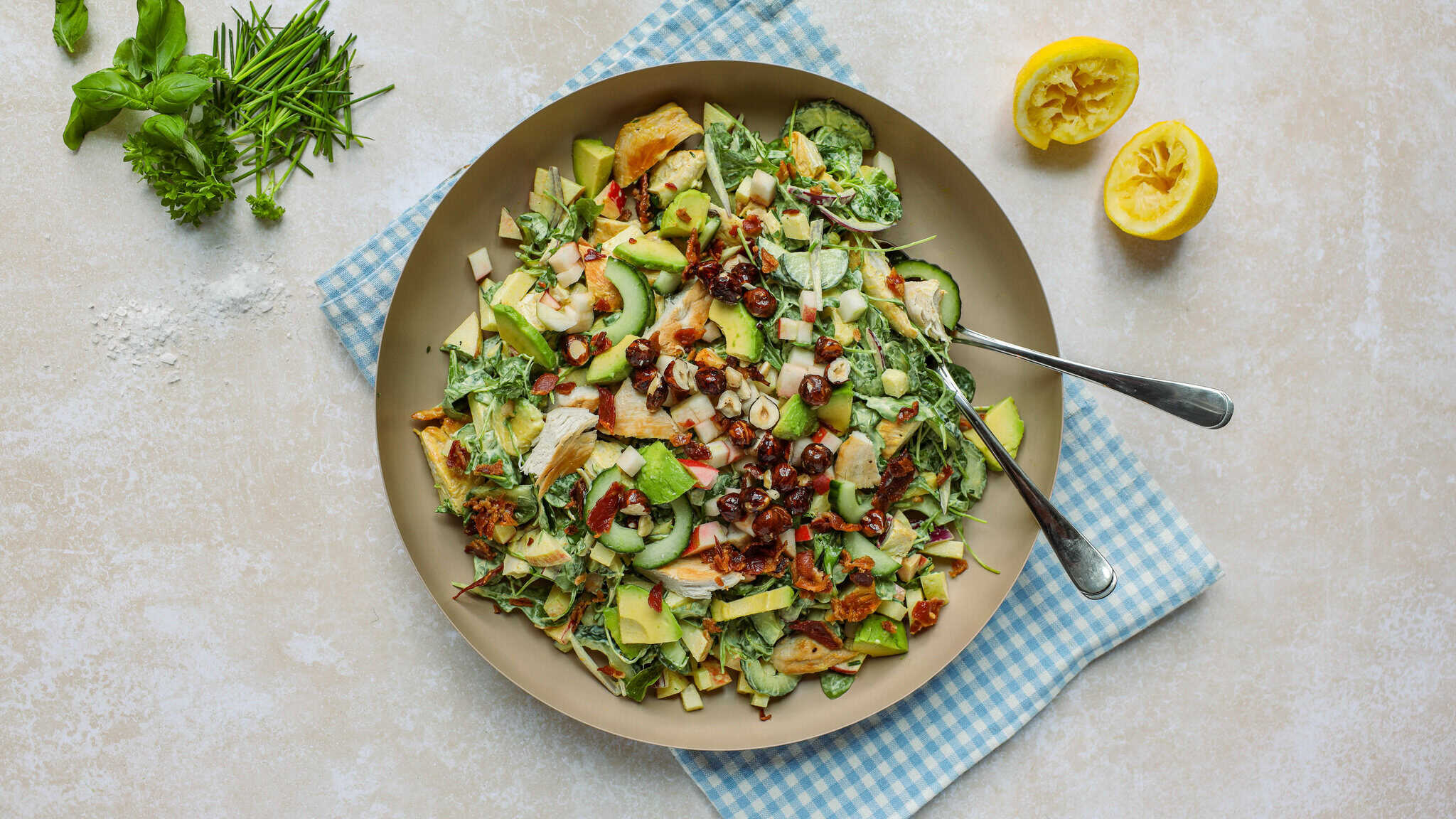 Kyllingesalat med æbler og bacon