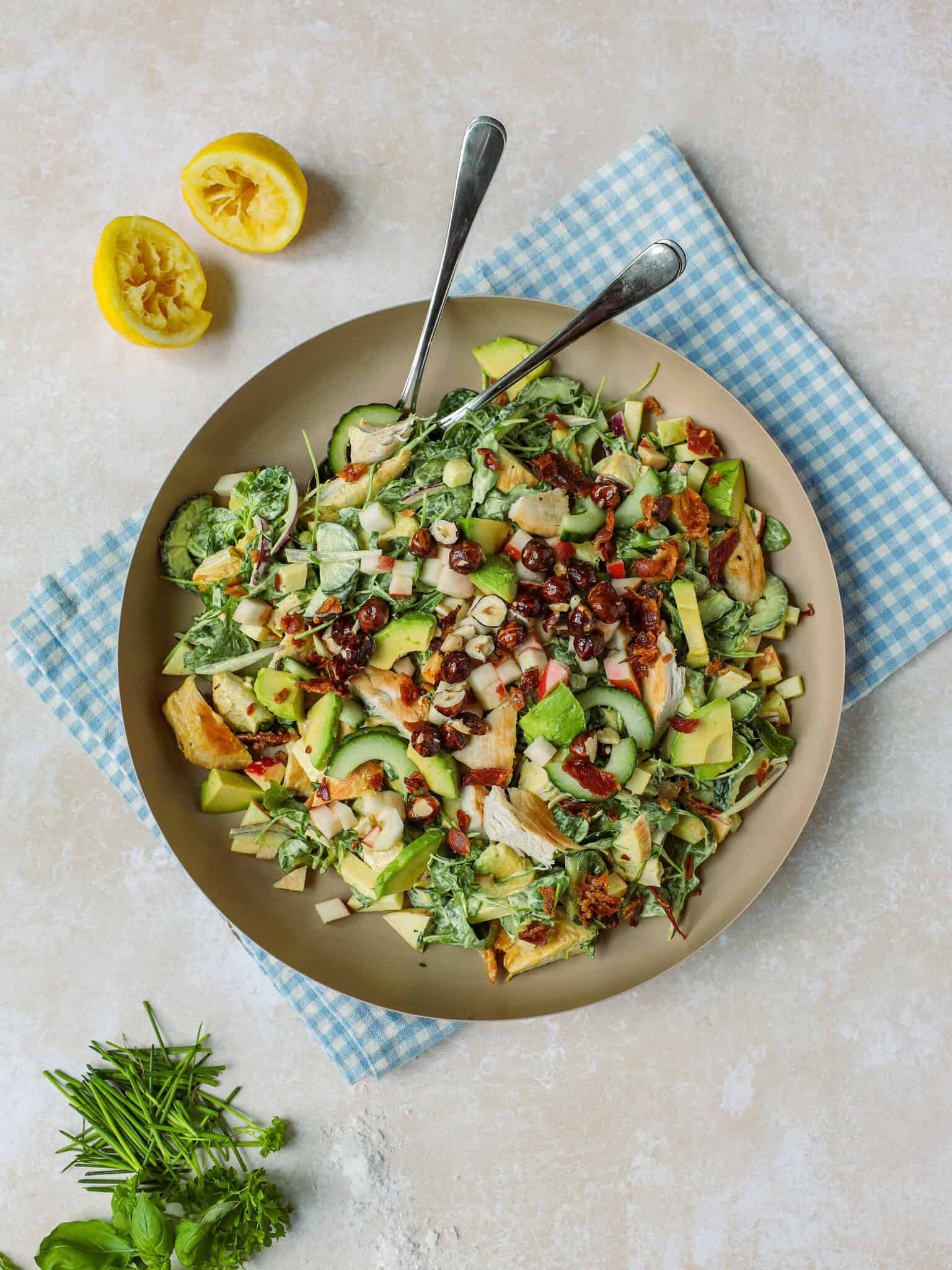 Kyllingesalat med æble og bacon