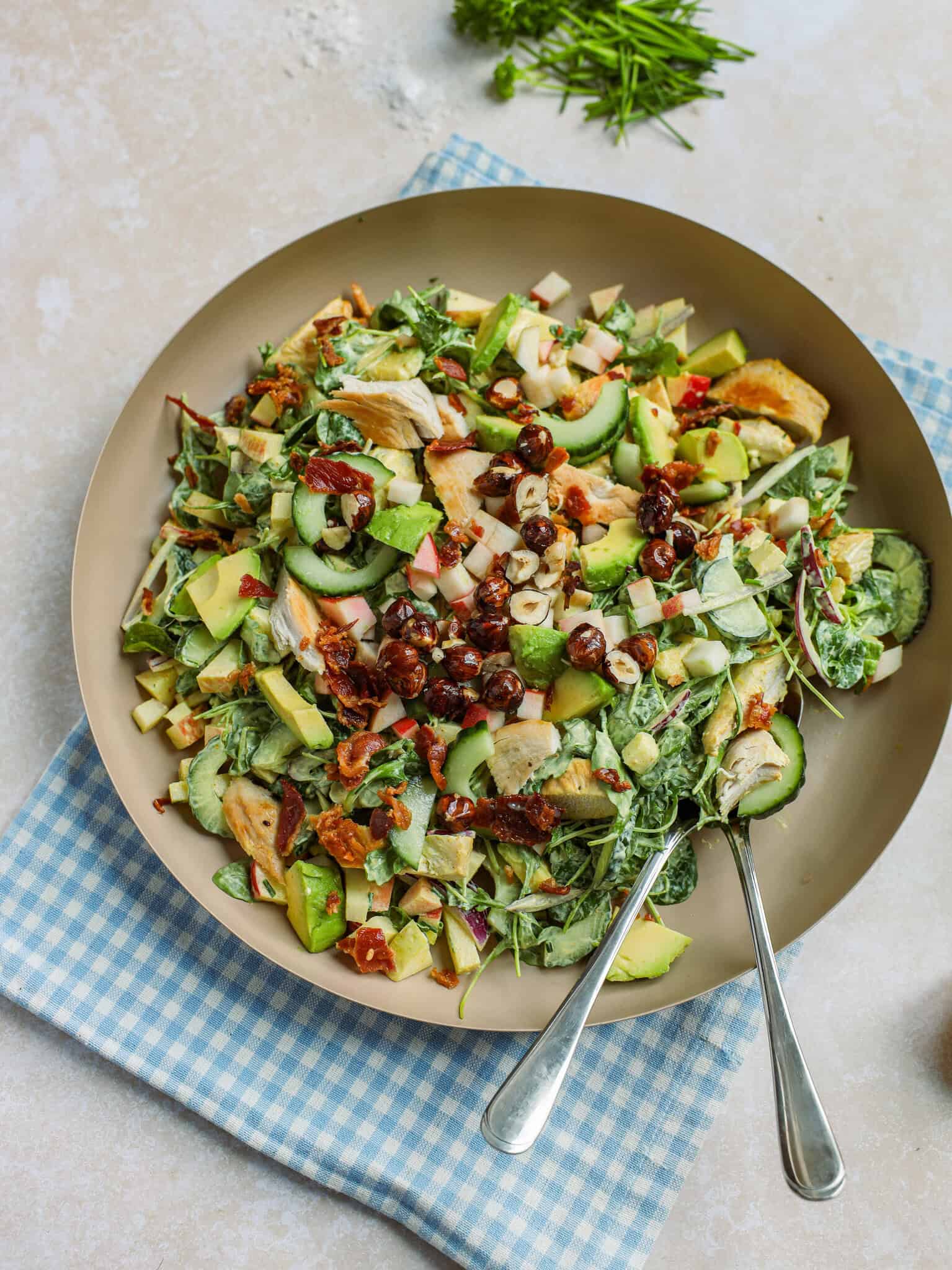 Kyllingesalat med æble og bacon
