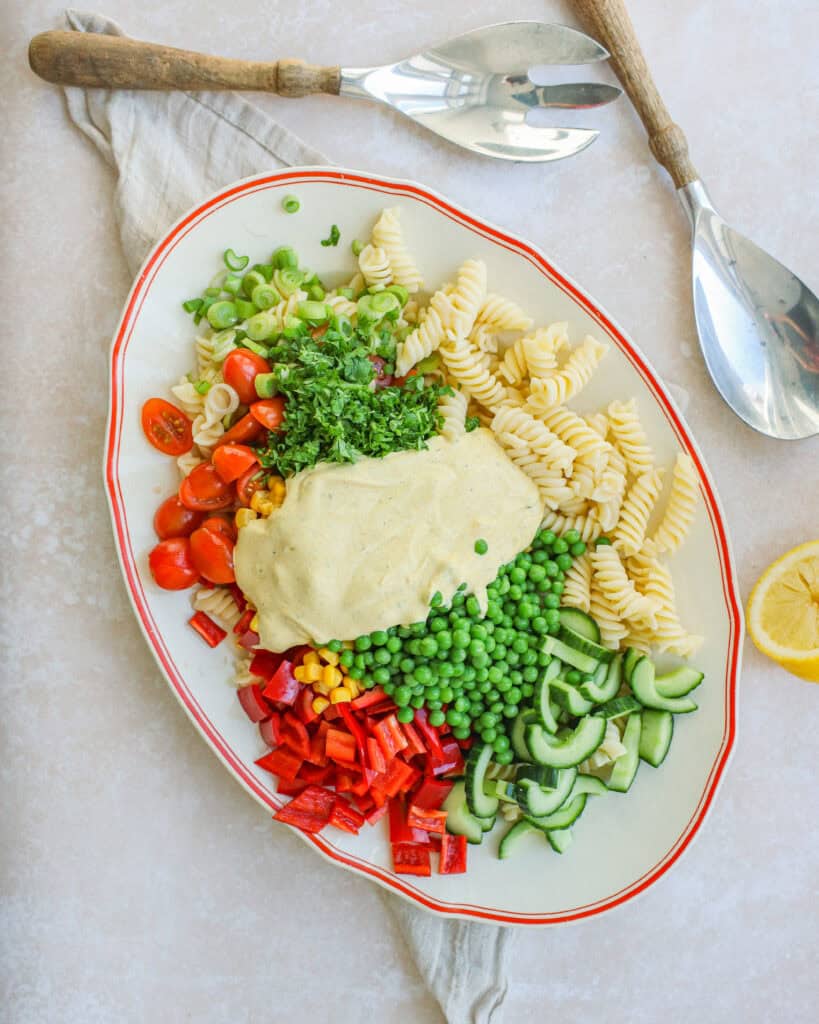 pastasalat med karrydressing