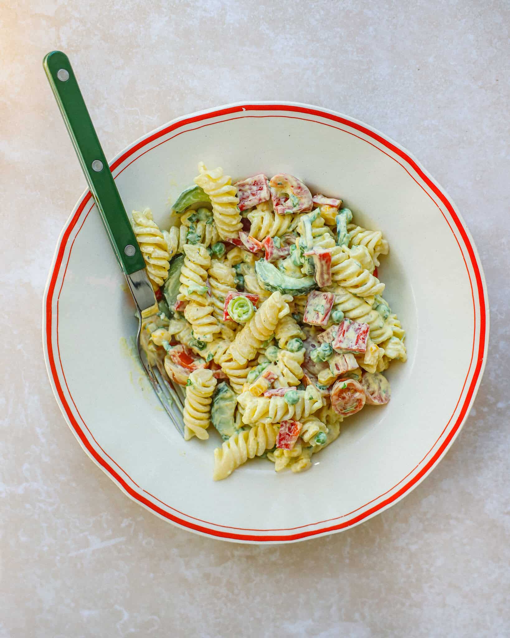 Pastasalat med karrydressing