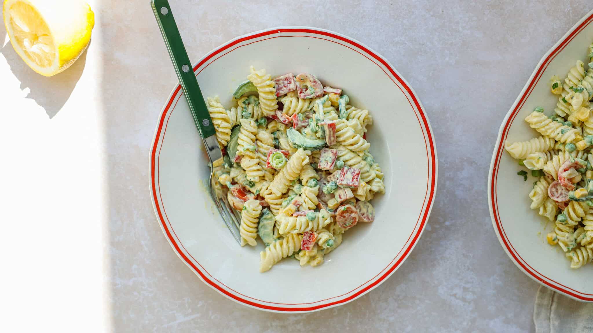 pastasalat med karrydressing