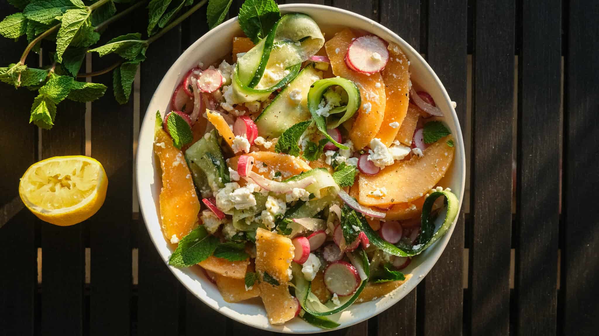 Melonsalat med agurk, mynte og feta