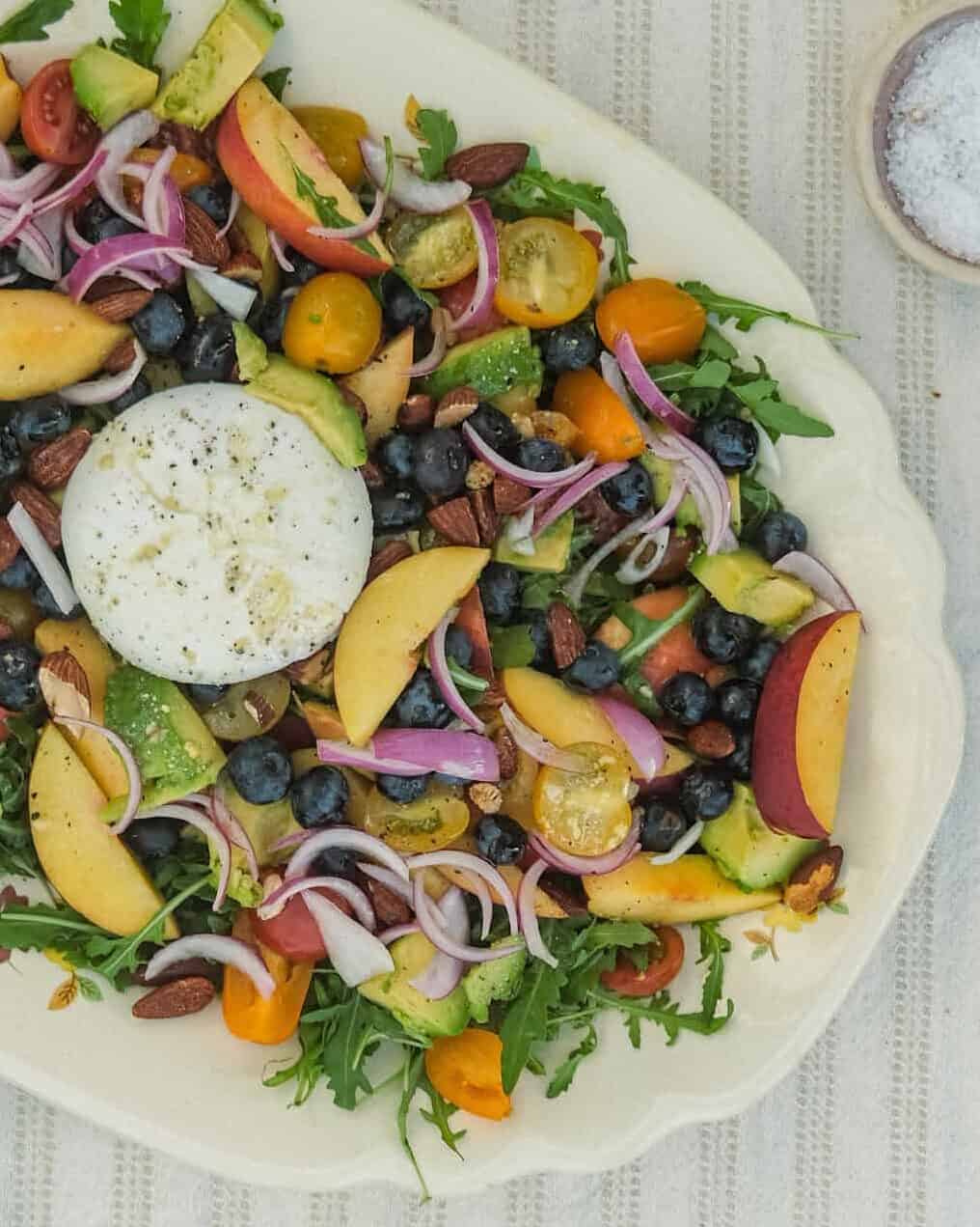 Salat med nektrain, blåbær og burrata_03