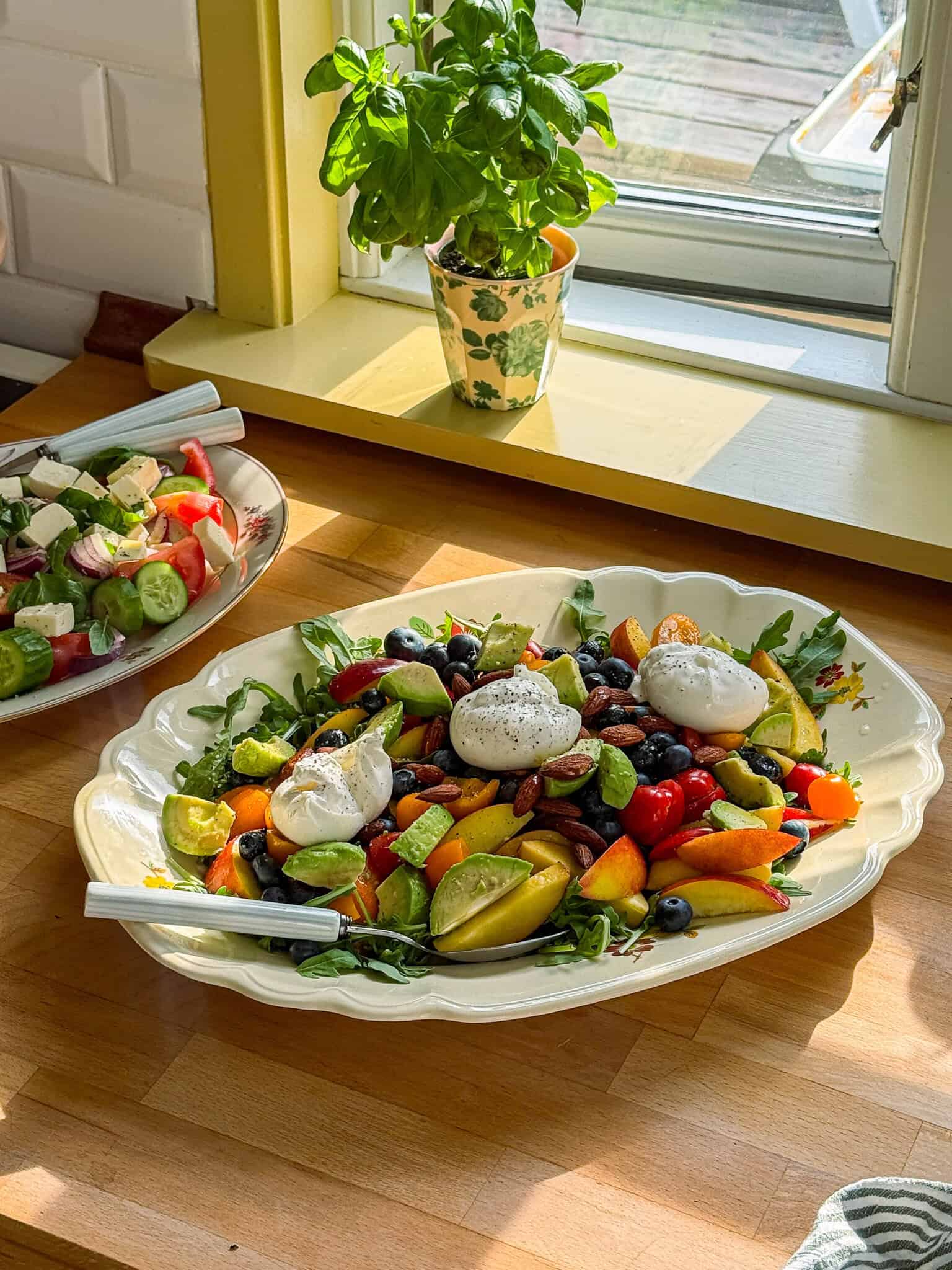 Salat med nektrain, blåbær og burrata_02