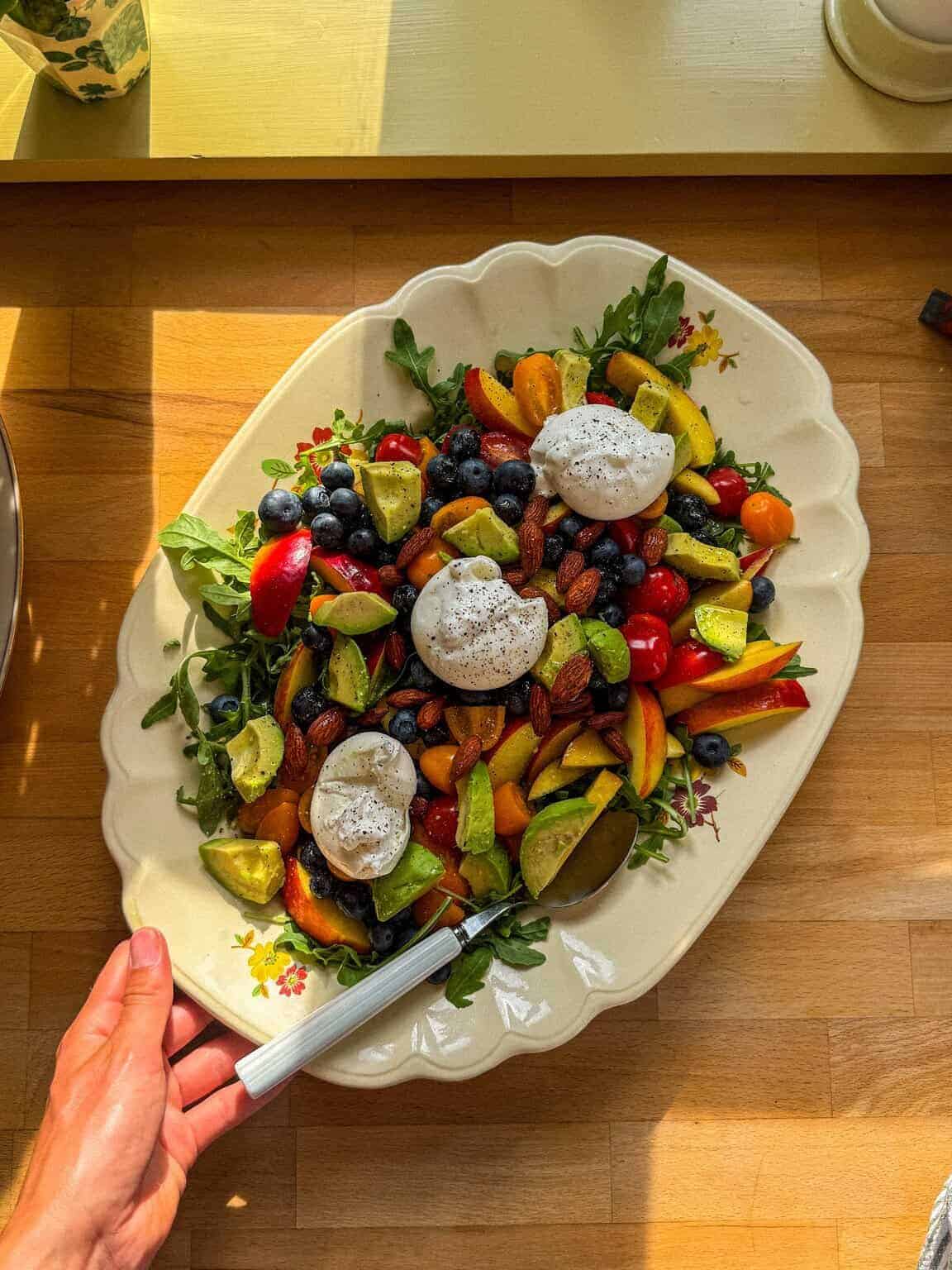 Salat med nektrain, blåbær og burrata_01