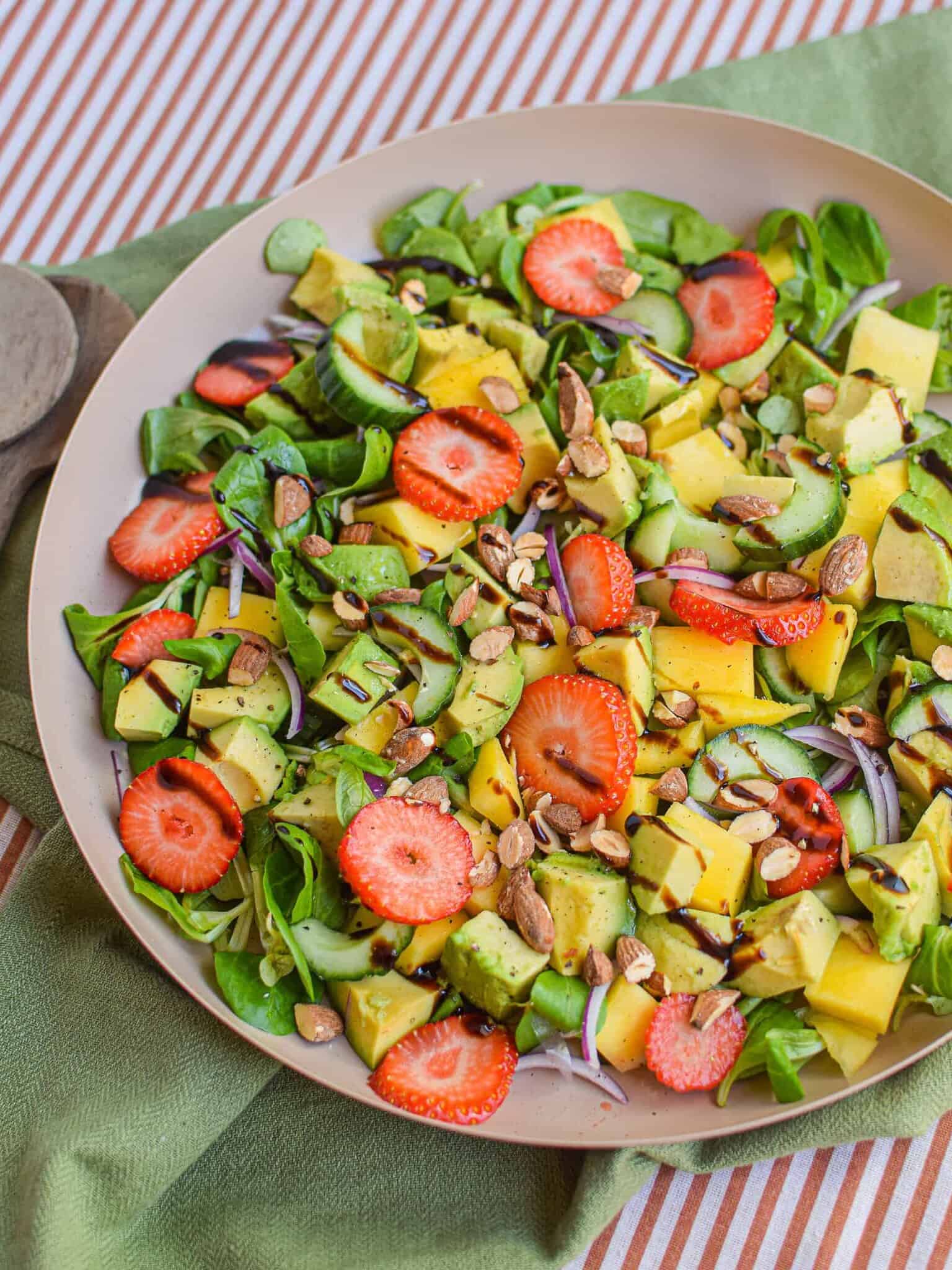 Farverig salat med jordbær, mango og avocado