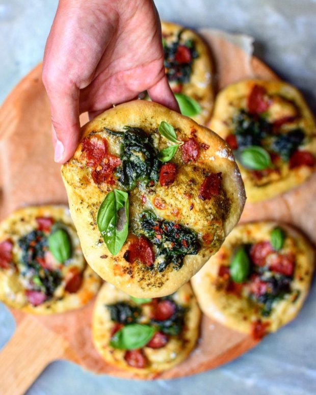Minipizzaer med chorizo og spinat