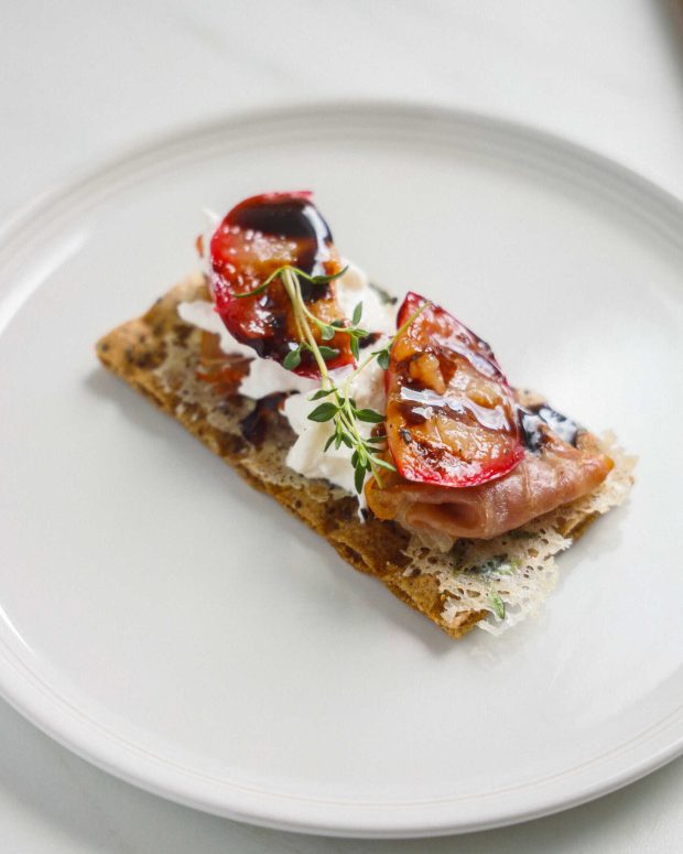 Knækbrød med grillede nektariner