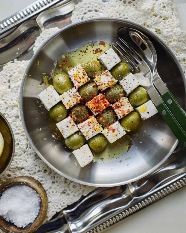 Oliven- og fetamosaik med krydderolie