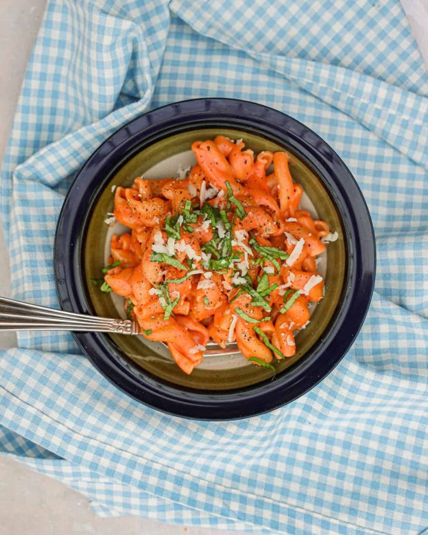 cremet pasta med tomatsauce