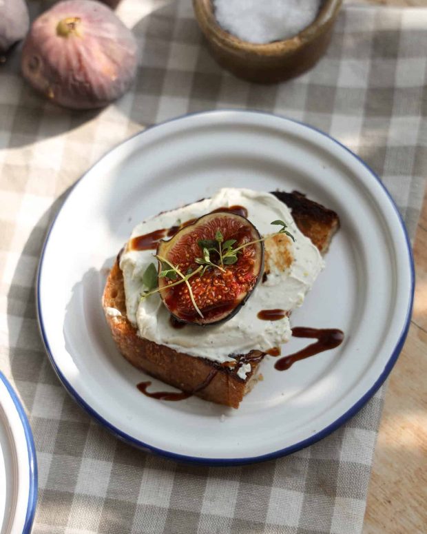 ristet brød med gedeostcreme og figner