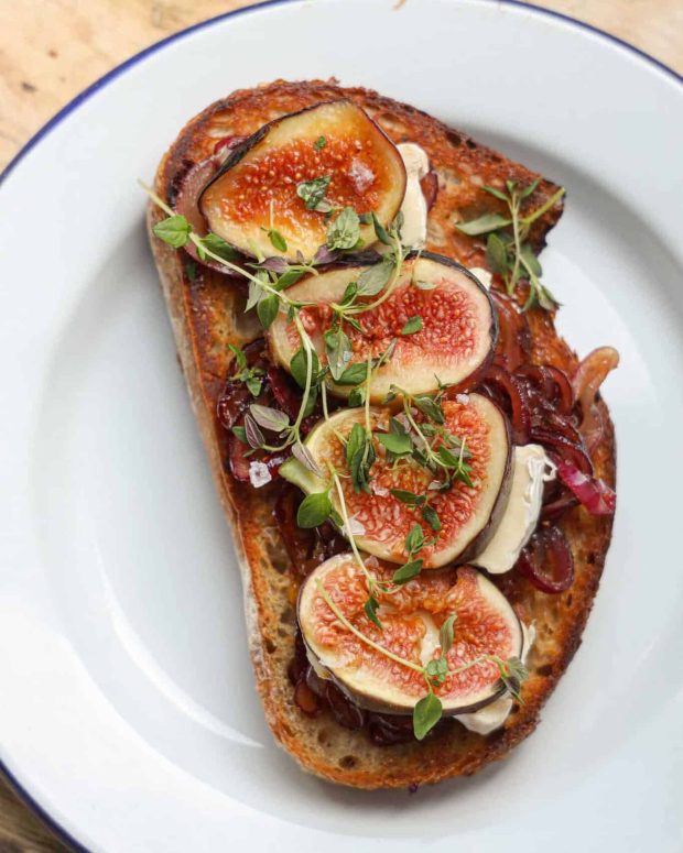 Efterårstoast med figner, karamelisserede rødløg og brie