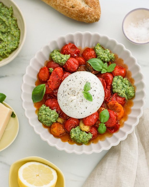 Burrata med ovnbagte tomater og pesto