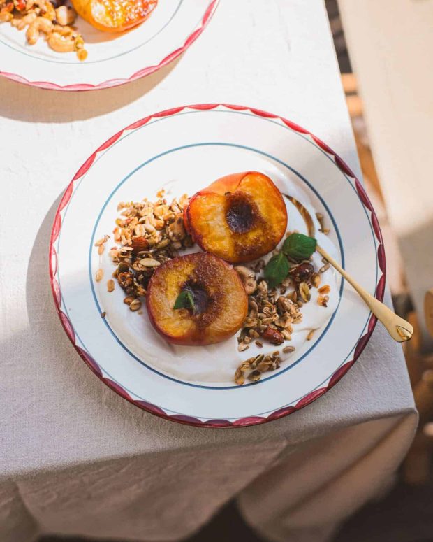Grillede ferskner med granola