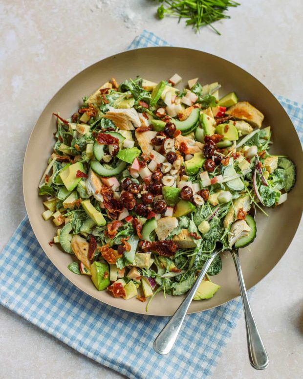 Kyllingesalat med æble og bacon