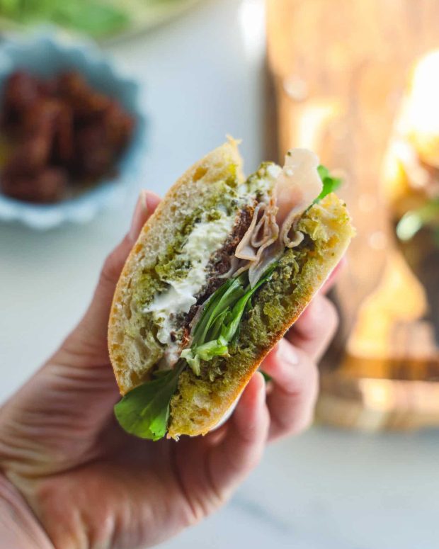 sandwich med skinke og burrata