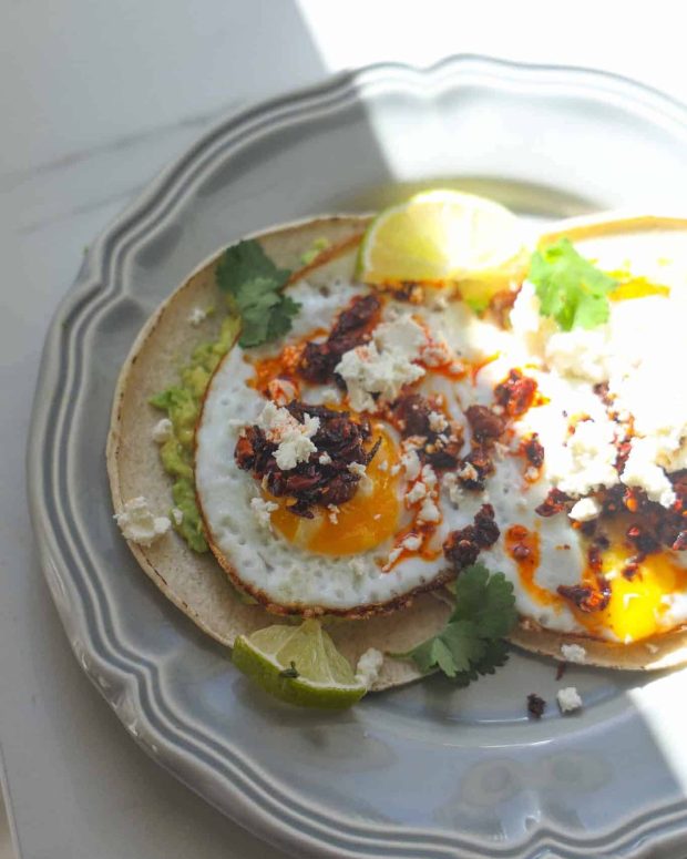 tacos med spejlæg og avocado