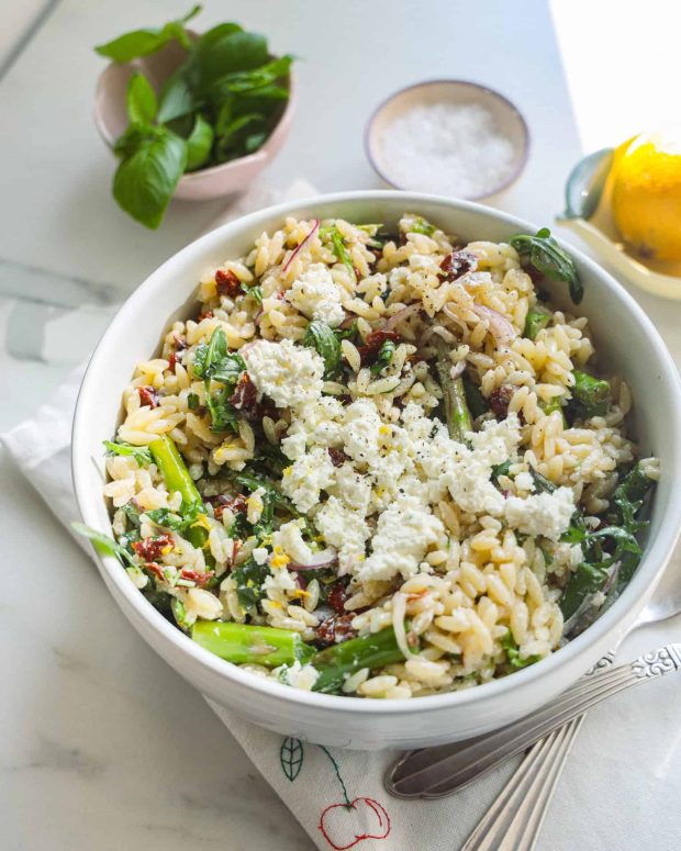 Orzo pastasalat
