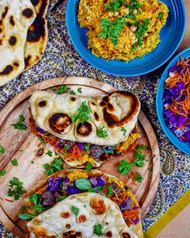 Fladbrød med hummus og krydret oksekød