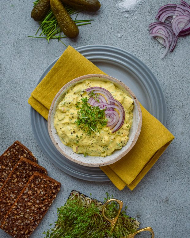 nem og smagfuld karrysalat med æble
