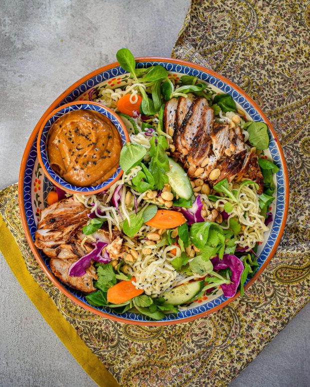 Thai salat med glasnudler og peanutdressing