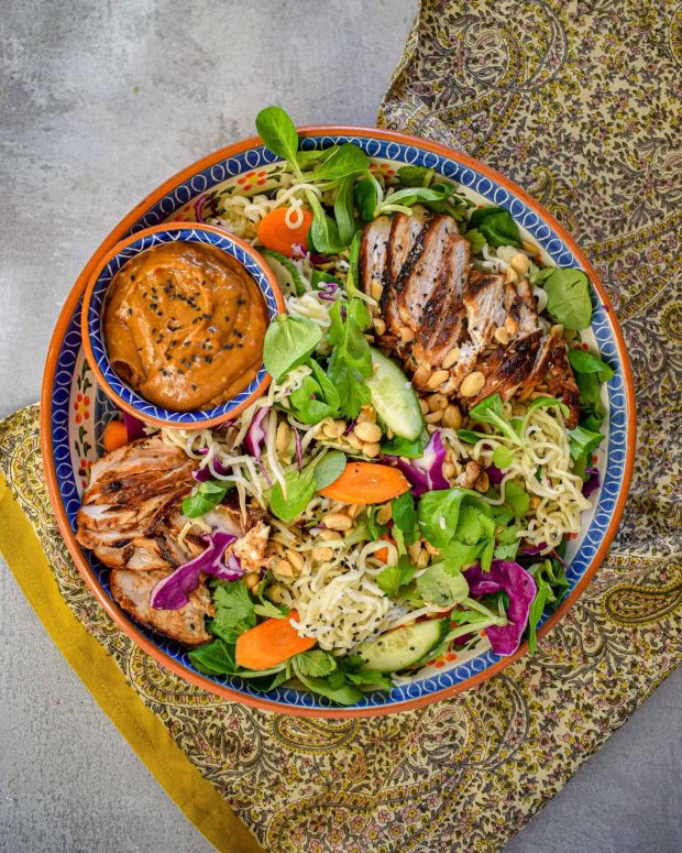 Thai salat med glasnudler og peanutdressing