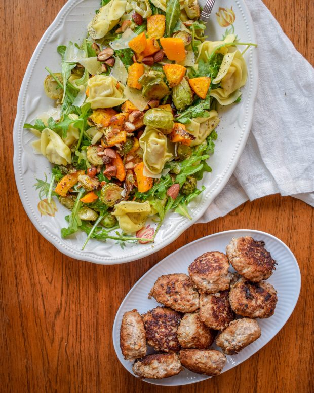 Tortellini salat med bagt græskar og rosenkål