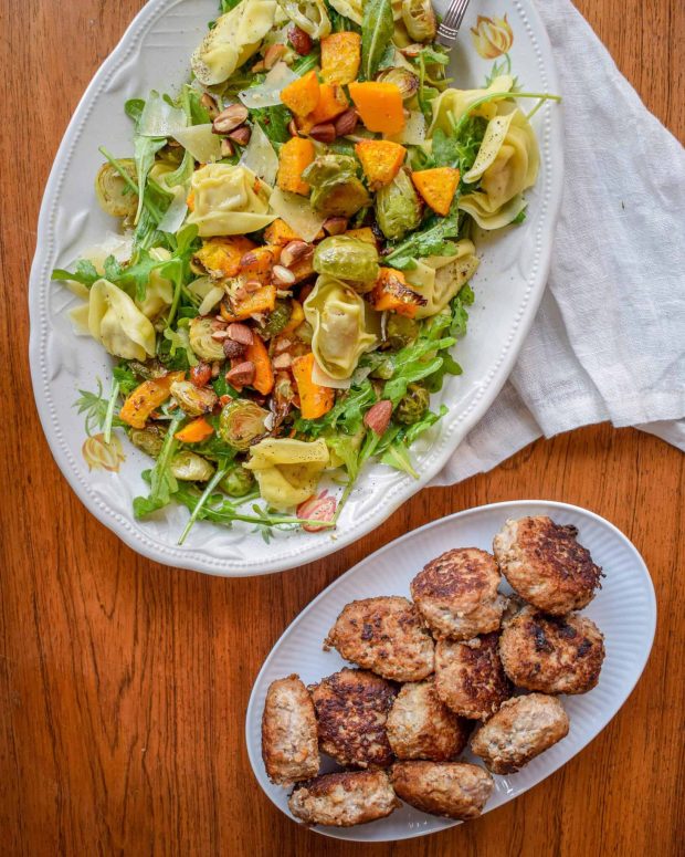 Tortellini salat med bagt græskar og rosenkål