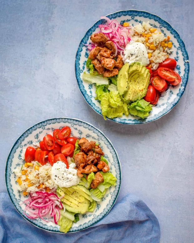 Buddha bowl med hvidløgsris og sød chilimarineret kød