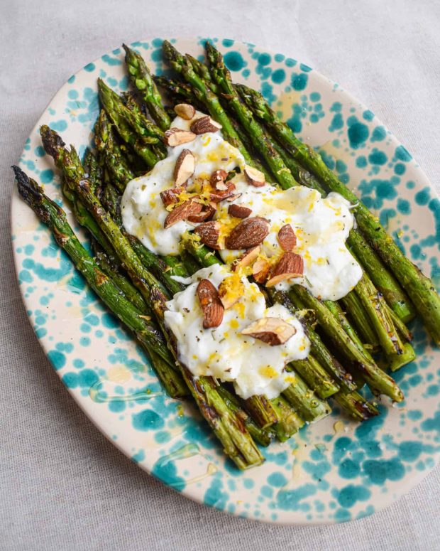 grillede asparges med burrata