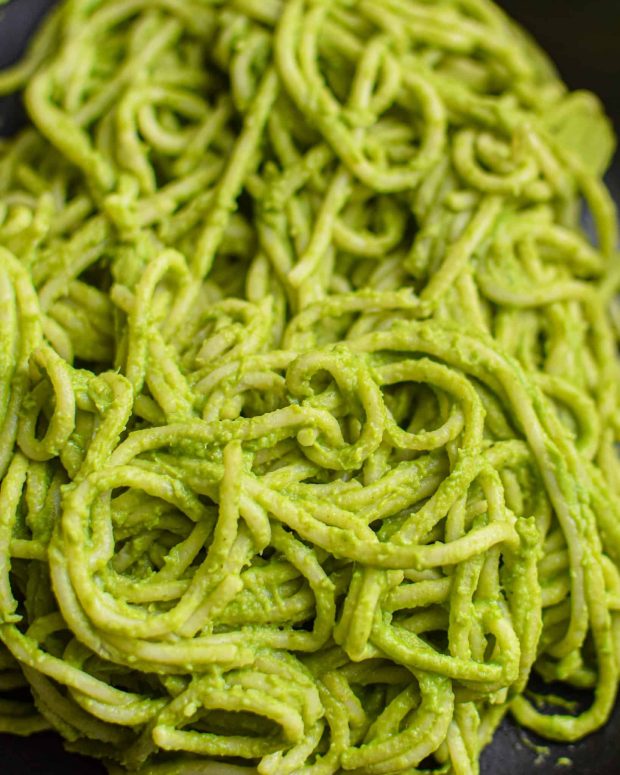 grøn spagetti i spinatsauce