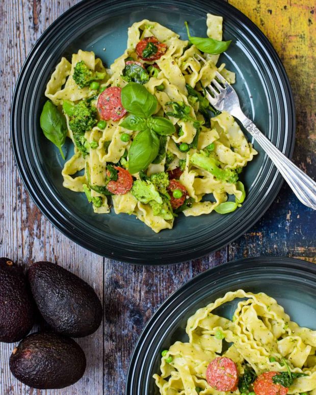Pasta med avocadocreme og chorizo