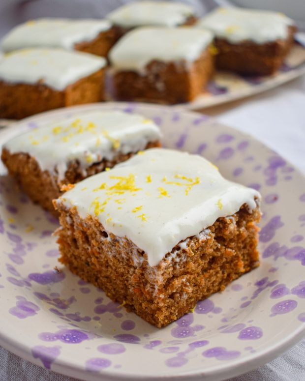 Svampet og nem gulerodskage.