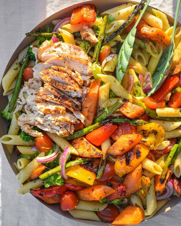 pastasalat med grillet kylling og grøntsager