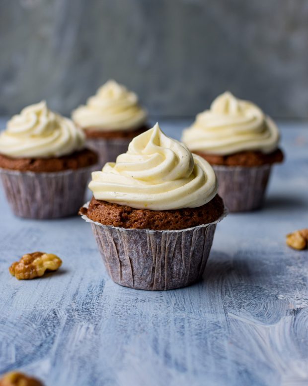 Gulerodsmuffins med valnødder og ostefrosting