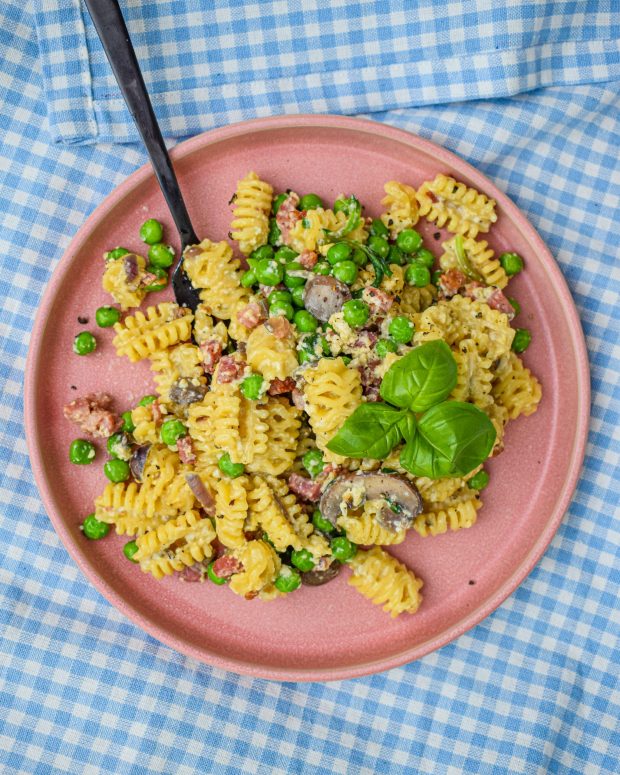 nem og cremet pastaret med ærter, æg og bacon